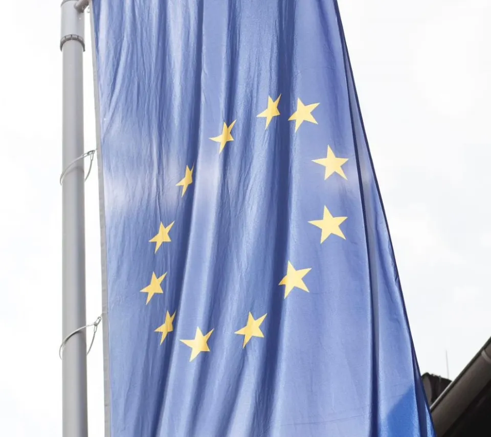 Thème : Études européennes, photographie du drapeau européen.